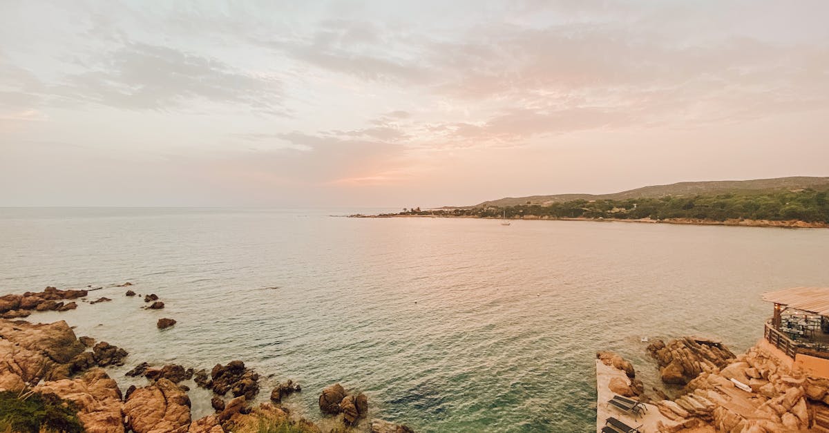 découvrez la beauté sauvage de la corse, entre plages de sable fin, montagnes majestueuses et villages pittoresques. plongez dans l'histoire et la culture de cette île méditerranéenne incontournable, idéale pour les amoureux de la nature et les aventuriers.