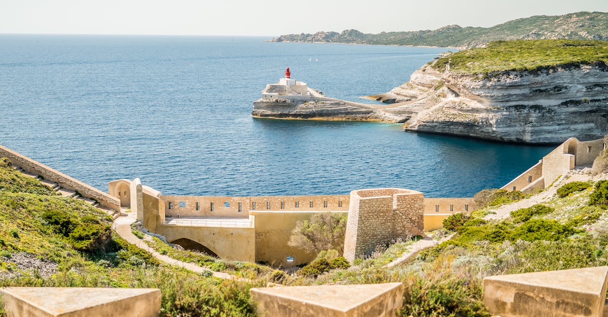 découvrez la beauté sauvage de la corse, entre plages idylliques, montagnes majestueuses et traditions authentiques. explorez ses villages pittoresques, savourez une cuisine régionale délicieuse et laissez-vous envoûter par ses paysages époustouflants. la corse, une île à la croisée des chemins, vous attend pour une aventure inoubliable.